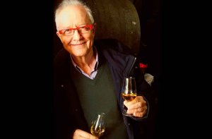 José Peñín marida el vino con el torrezno de Soria José Peñín marida el vino con el torrezno de Soria