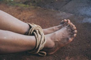 Seis años y medio de prisión por golpear y atar a su pareja Seis años y medio de prisión por golpear y atar a su pareja
