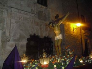 Veintiún pasos procesionan en el Santo Entierro en El Burgo Veintiún pasos procesionan en el Santo Entierro en El Burgo