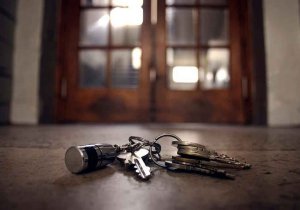 Roban objetos de una vivienda, tras sustraer la llave al dueño Roban objetos de una vivienda, tras sustraer la llave al dueño