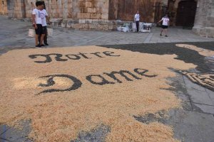 El Burgo rinde tributo a Notrê Dame en sus alfombras florales El Burgo rinde tributo a Notrê Dame en sus alfombras florales