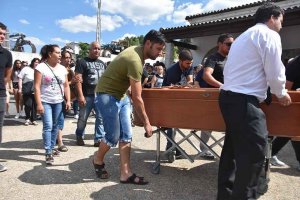 Trescientas personas despiden a la última víctima de violencia de género Trescientas personas despiden a la última víctima de violencia de género
