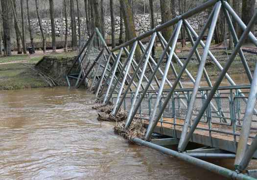 La crecida del Duero se refleja a su paso por Soria capital