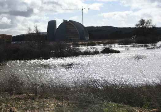 El agua del Duero cerca las Cúpulas de la Energía, tras crecida por desembalse