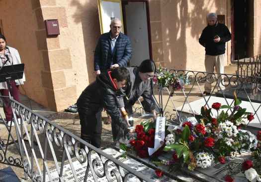 Rosas y poemas en Soria en el 87 aniversario de la muerte de Antonio Machado