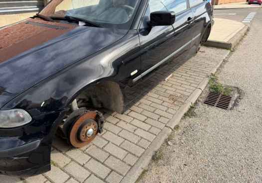 Un cementerio de vehículos decomisados en el barrio de Los Royales