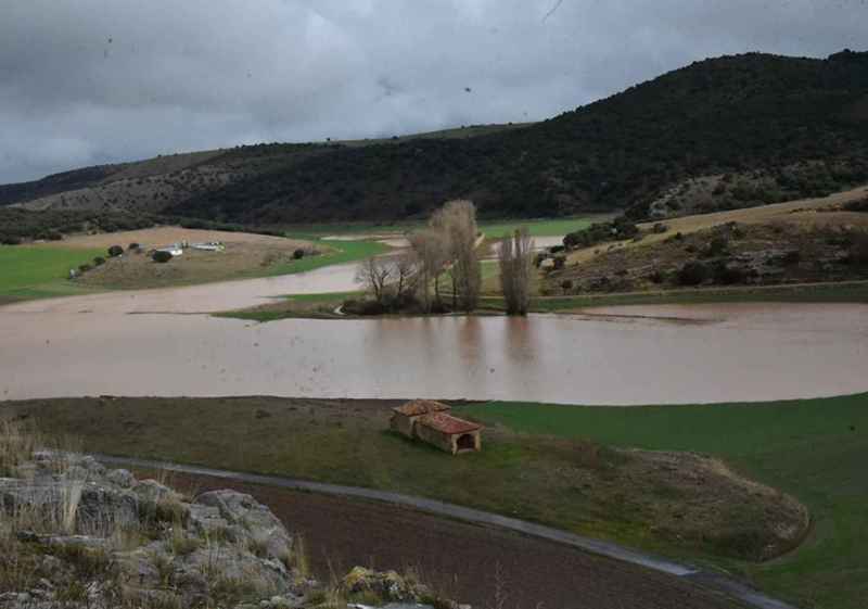 El río Añamaza se desborda a su paso por Añavieja