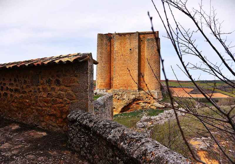 Soliedra y las ruinas de su castillo medieval dominan el paisaje en Tierra de Almazán