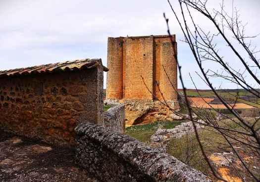 Soliedra y las ruinas de su castillo medieval dominan el paisaje en Tierra de Almazán