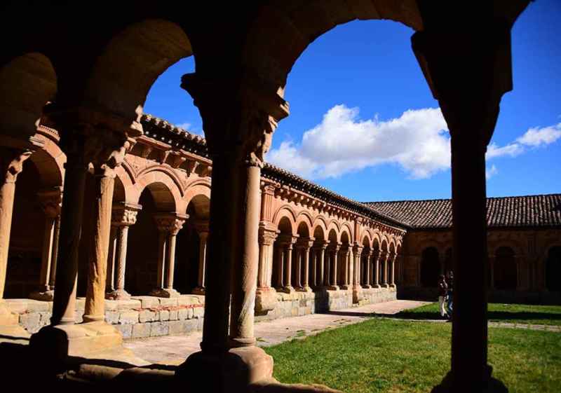 Visita al claustro de la concatedral de San Pedro, en Soria