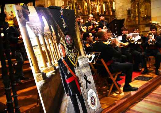Homenaje a Fernando Úcar en VIII concierto de marchas procesionales de cofradía de las Caídas de Jesús