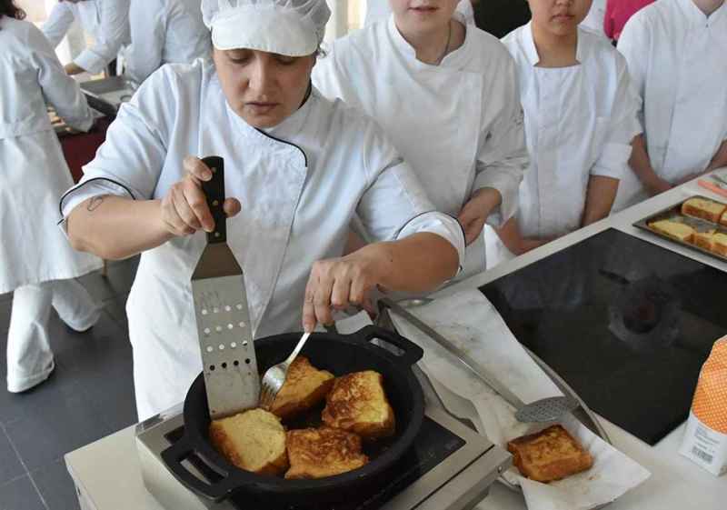 Demostración y degustación de torrijas a cargo de alumnos del CEIP La Merced, de Soria