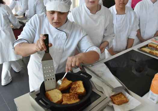 Demostración y degustación de torrijas a cargo de alumnos del CEIP La Merced, de Soria