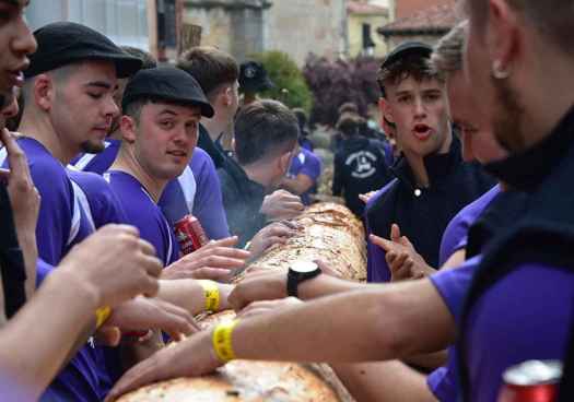 Los mozos de San Leonardo trasladan el pino Mayo