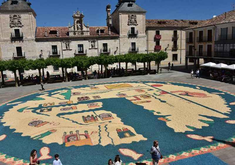 El Burgo de Osma celebra el Corpus Christi con sus alfombras florales