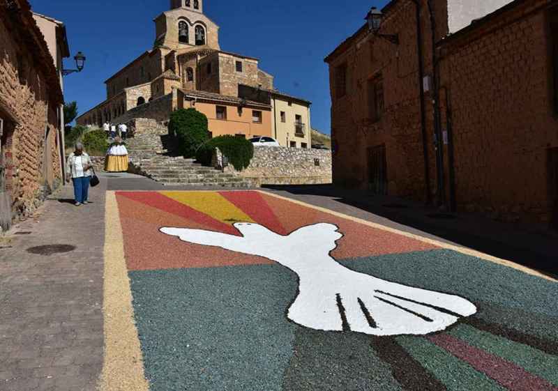 San Esteban de Gormaz luce la festividad del Corpus Christi con sus alfombras florales