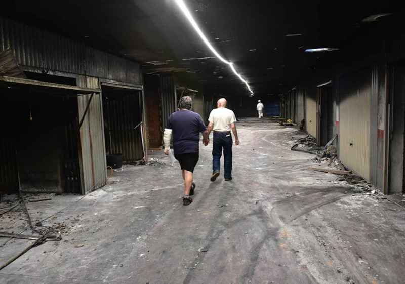 Los vecinos valoran daños por incendio en cocheras de calle Merineros, en Soria