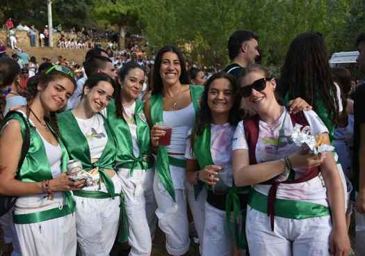 Merienda y sanjuaneras en la pradera de las Bailas, en fiestas de San Juan de Soria