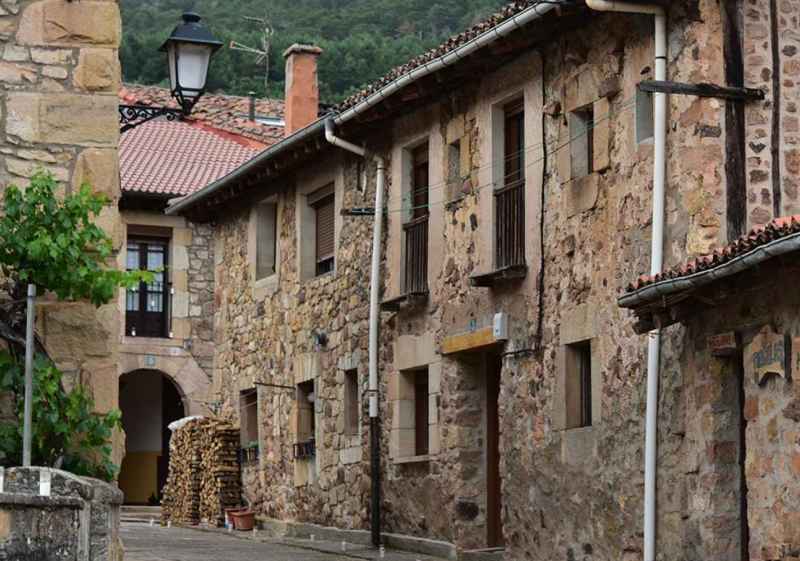 Salduero, con calles empedradas y casas de cantería trabajada