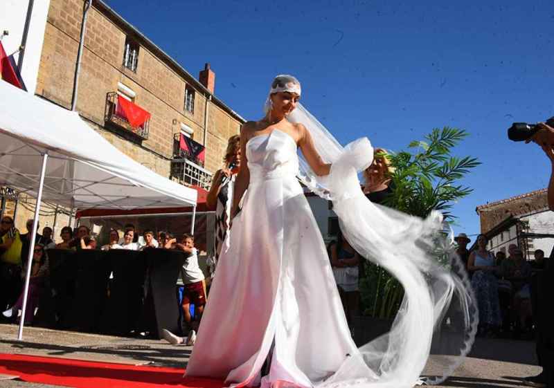 XII desfile de moda a cargo de Kessia emporium, en el mercado tradicional de Almarza