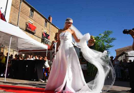 XII desfile de moda a cargo de Kessia emporium, en el mercado tradicional de Almarza
