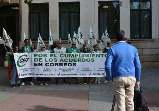 CSIF se concentra contra recortes de Correos en Soria